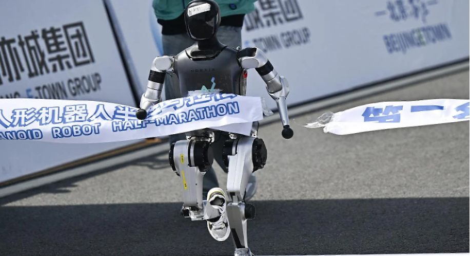 Roboter der durch ein Ziel läuft