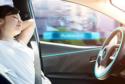 Eine Frau fährt in einem Smartcar